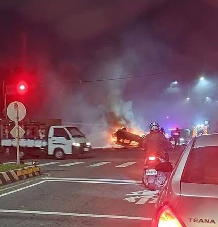 影/三芝重大車禍！「整輛撞爛翻車」後全面燃燒 傷亡不明