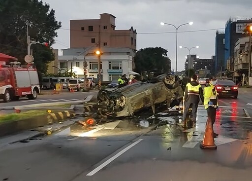 影/三芝重大車禍！「整輛撞爛翻車」後全面燃燒 傷亡不明