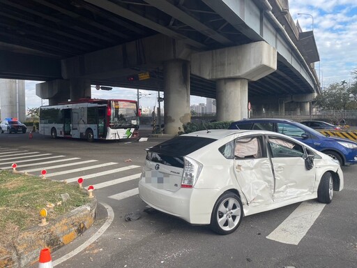 撞擊瞬間曝光！台中小客車遭客運猛撞門壓扁 5傷急送醫