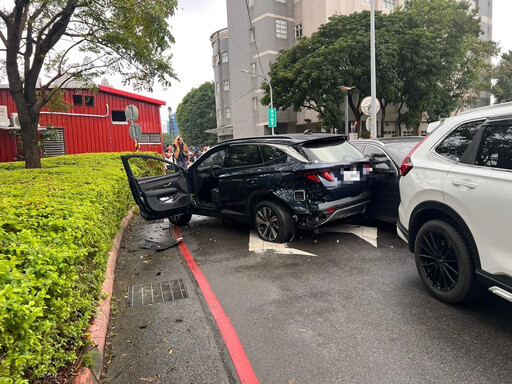 影/新店6車追撞！現場大擺「蜈蚣陣」 肇事駕駛輕傷送醫