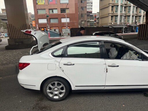 影/市民大道「計程車猛撞分隔島側翻」女乘客破相腦震盪