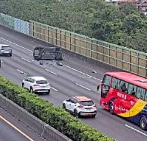 假日出遊注意！國1北向新竹段「車翻覆滑行」零件散落一地