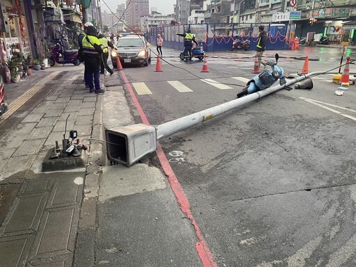 影/冬至奇蹟！樹林機車嬤遭「倒塌燈桿劈到」竟無大礙