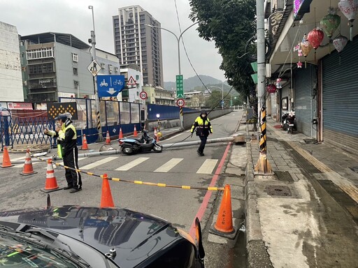 影/冬至奇蹟！樹林機車嬤遭「倒塌燈桿劈到」竟無大礙