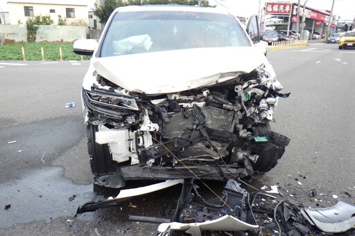 影/台中「89運兵車」闖紅燈狠撞遊覽車 駕駛酒駕又無照