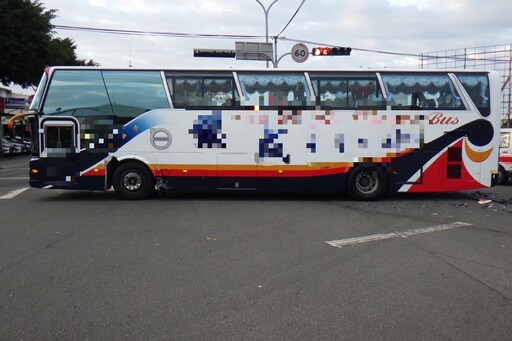 影/台中「89運兵車」闖紅燈狠撞遊覽車 駕駛酒駕又無照