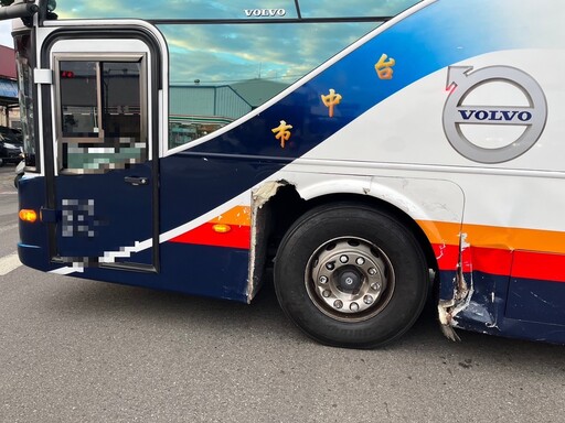 影/台中「89運兵車」闖紅燈狠撞遊覽車 駕駛酒駕又無照