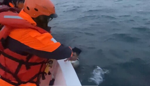 影/追風追浪結果沒力！月牙灣風帆男獨困海上 海巡急救回