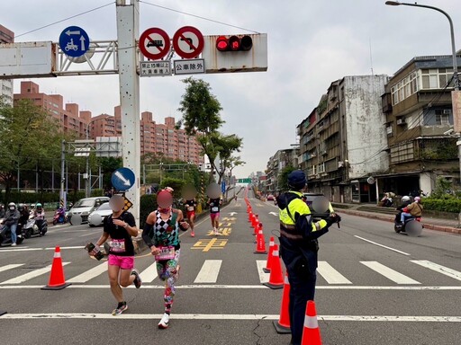 影/板橋耶誕馬拉松交管！狂男無視催油門撞警倒地