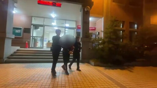 影/台中猴當街揮刀！不爽開車被閃燈「攔車嗆聲」1男毀容