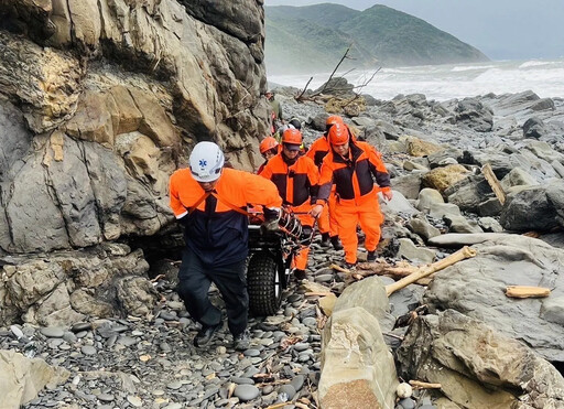 天雨路滑！阿塱壹古道遊客失足骨折 海巡火速救援送醫