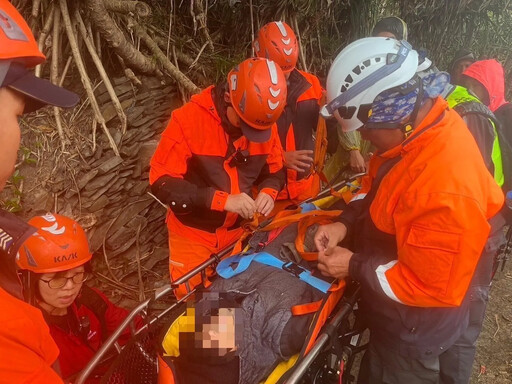 天雨路滑！阿塱壹古道遊客失足骨折 海巡火速救援送醫