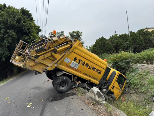 彰化垃圾車撞碎電線桿 失控墜排水溝「後輪懸空」釀2傷