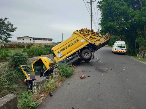 彰化垃圾車撞碎電線桿 失控墜排水溝「後輪懸空」釀2傷