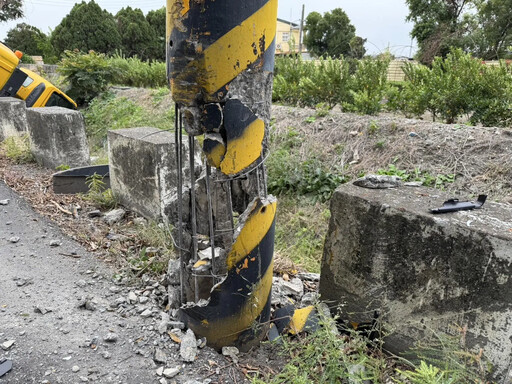 彰化垃圾車撞碎電線桿 失控墜排水溝「後輪懸空」釀2傷