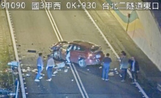 國道車禍！國3台北二隧道轎車自撞 車頭全毀慘況曝