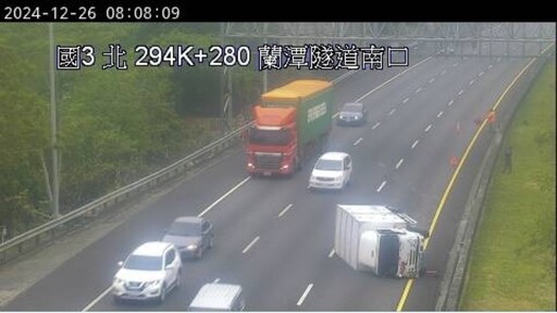 上班小心！國3北向294.4k「貨車慘翻」傷亡不明