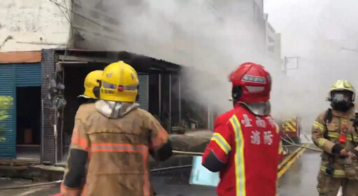 台南六甲透天厝火災！2樓冒濃濃黑煙 1居民自行逃生