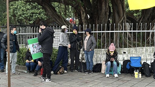 要求「放人」！北院外聚集零星小草 掛滿旗幟「相信清白」