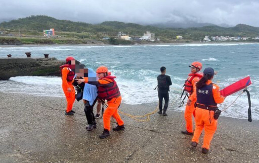 落海意外！台東烏石鼻釣客遭大浪擊落 海巡及時救援