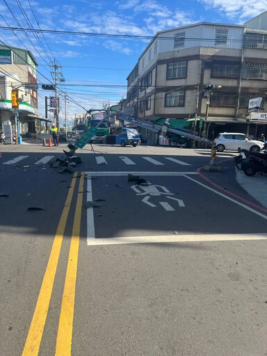 影/驚險瞬間曝！台中2大車「連環勾」電線 交通號誌桿斷裂倒塌