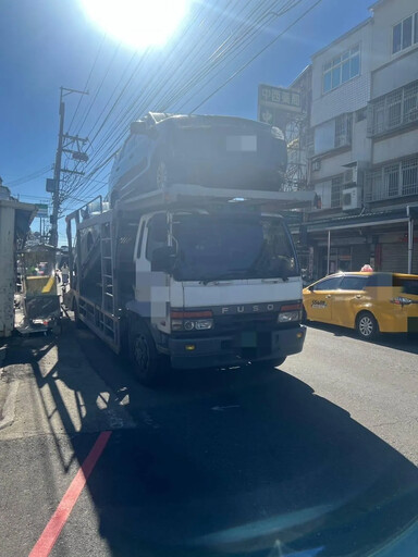 影/驚險瞬間曝！台中2大車「連環勾」電線 交通號誌桿斷裂倒塌