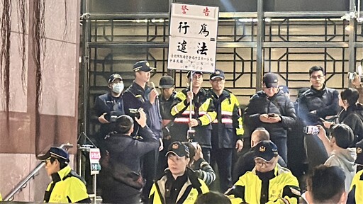 影/館長來了！抵北檢喊「沒挺錯人！放人！」 警再度舉牌警告