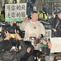 影/館長來了！抵北檢喊「沒挺錯人！放人！」 警再度舉牌警告