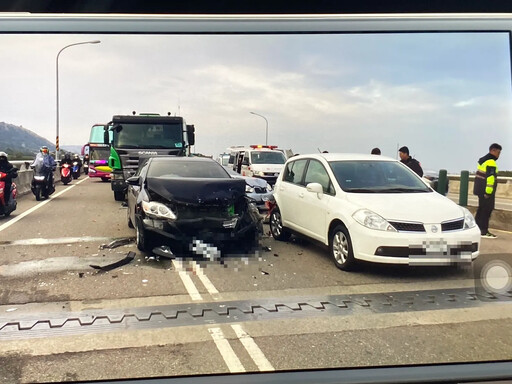 大甲台1線連環車禍！砂石車疑未保持距離 前車嘴巴親屁股