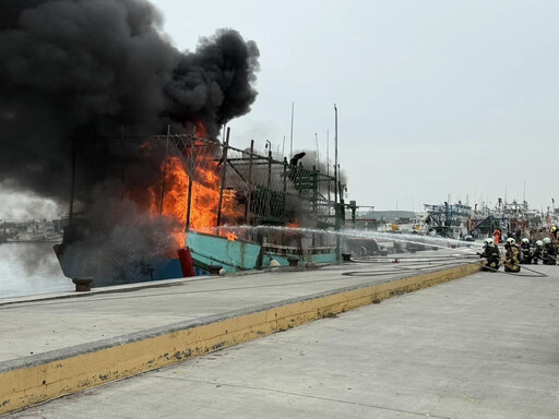 直擊！高雄興達港驚爆火燒船 8船員急逃生幸無傷亡