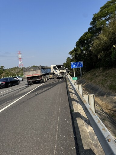 影/砂石車駕駛分心！國3通霄段追撞貨櫃車 翻落邊坡1傷