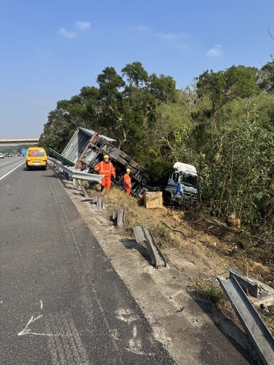 影/砂石車駕駛分心！國3通霄段追撞貨櫃車 翻落邊坡1傷