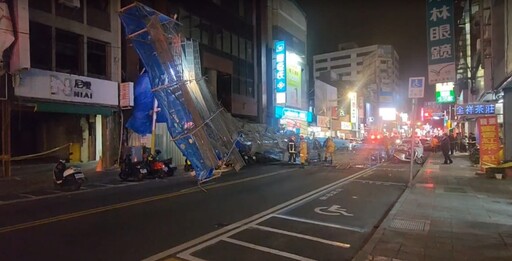 影/花蓮市區鷹架突傾倒！1女牽車遭砸送醫 倒塌瞬間曝光