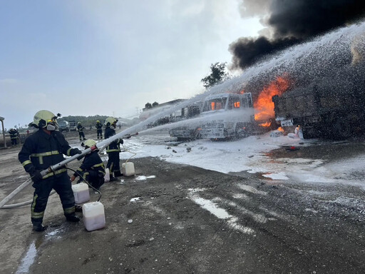 影/屏東鹽埔鴨寮大火！5車遭燒毀成廢鐵 幸無人受困