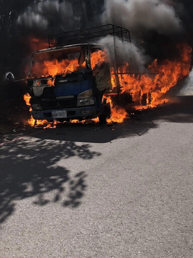 黑煙籠罩陽明山！工程車遭火球吞噬 駕駛急跳車逃生