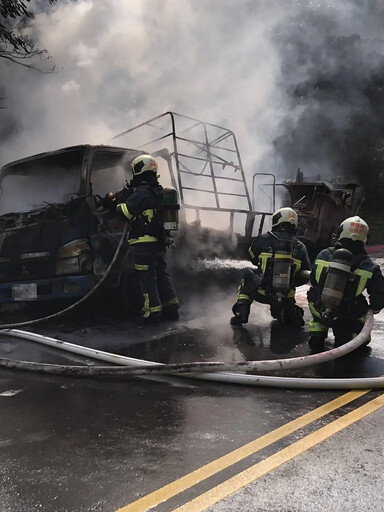 黑煙籠罩陽明山！工程車遭火球吞噬 駕駛急跳車逃生