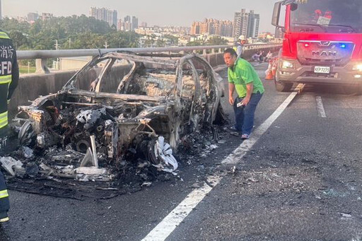 影/火焰地獄畫面直擊！台74「豪車燒成殘骸」4人險成焦屍