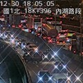 下班小心！國1北向內湖段「小貨車被撞到打橫」佔2道