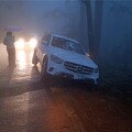 險遭大霧奪命！賓士男載友苗栗山中遇險 差半個車身就墜谷