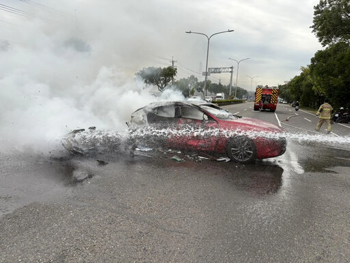 年尾不平靜！「百萬跑車」碰撞機車遭惡火吞噬 騎士擦傷