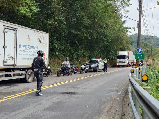 無照騎車跑山！北宜31K撞大貨車 女騎士全身擦傷送醫