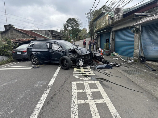 影/驚悚撞擊瞬間！新店男小客車自撞民宅 車體彈飛騰空墜地