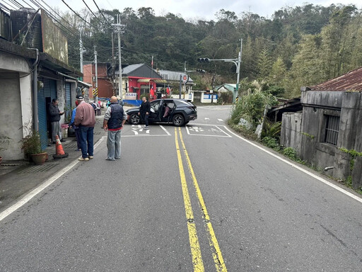 影/驚悚撞擊瞬間！新店男小客車自撞民宅 車體彈飛騰空墜地