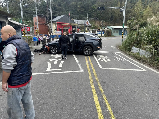 影/驚悚撞擊瞬間！新店男小客車自撞民宅 車體彈飛騰空墜地