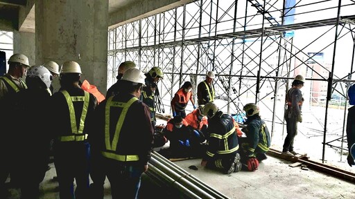 工安意外！北市工地鷹架倒塌 工人墜落頭部重創昏迷送醫