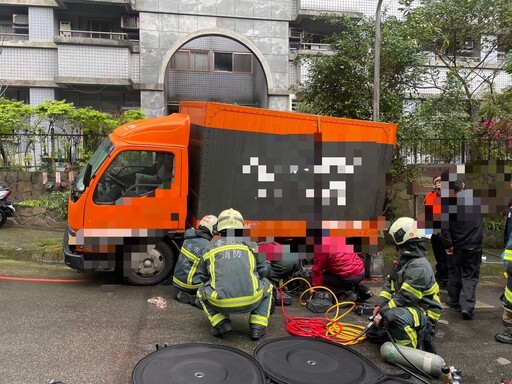 影/北市信義區小貨車卸貨一半突滑動 「司機遭輾過」緊急救出