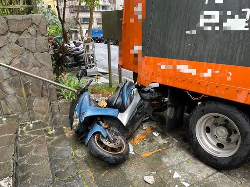 影/北市信義區小貨車卸貨一半突滑動 「司機遭輾過」緊急救出