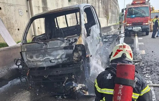 新年不平靜！國1後壁路段火燒車 整車淘寶貨變「焦炭」