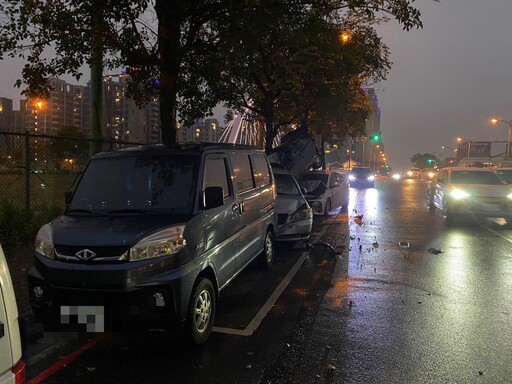 影/慘烈現場流出！台中男駕駛恍神狠撞3車「鏟到車豎起來」