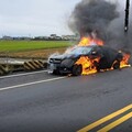 影/黑賓燒成黑炭！台南後壁驚見火燒車、駕駛急逃命